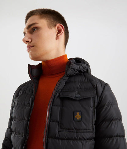 Стильний пуховик Refrigiwear з капюшоном і кишенями