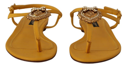 Гірчичні босоніжки Dolce &amp; Gabbana на плоскій підошві з Т-подібним ремінцем і прикрасами у формі серця