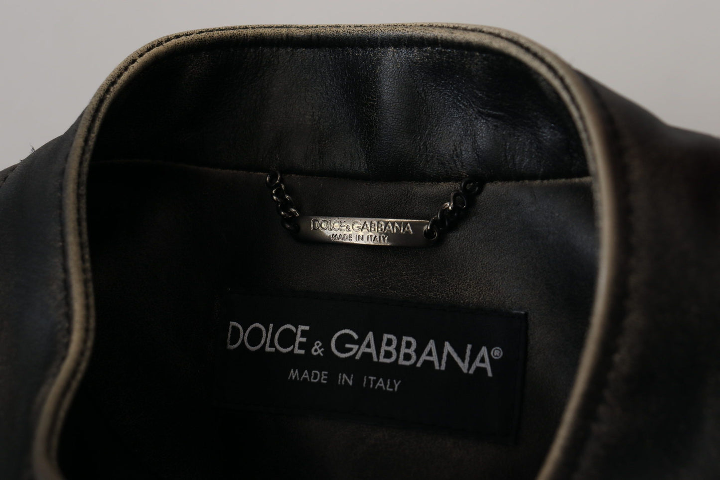 Елегантна чорна шкіряна куртка Dolce &amp; Gabbana зі сріблястими деталями