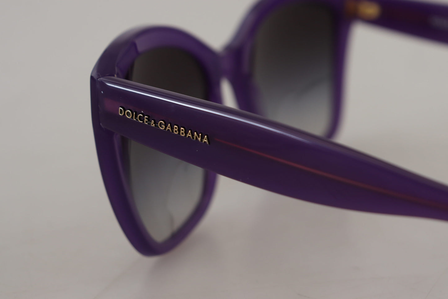 Елегантні сонцезахисні окуляри Dolce &amp; Gabbana з фіолетовими градієнтними лінзами