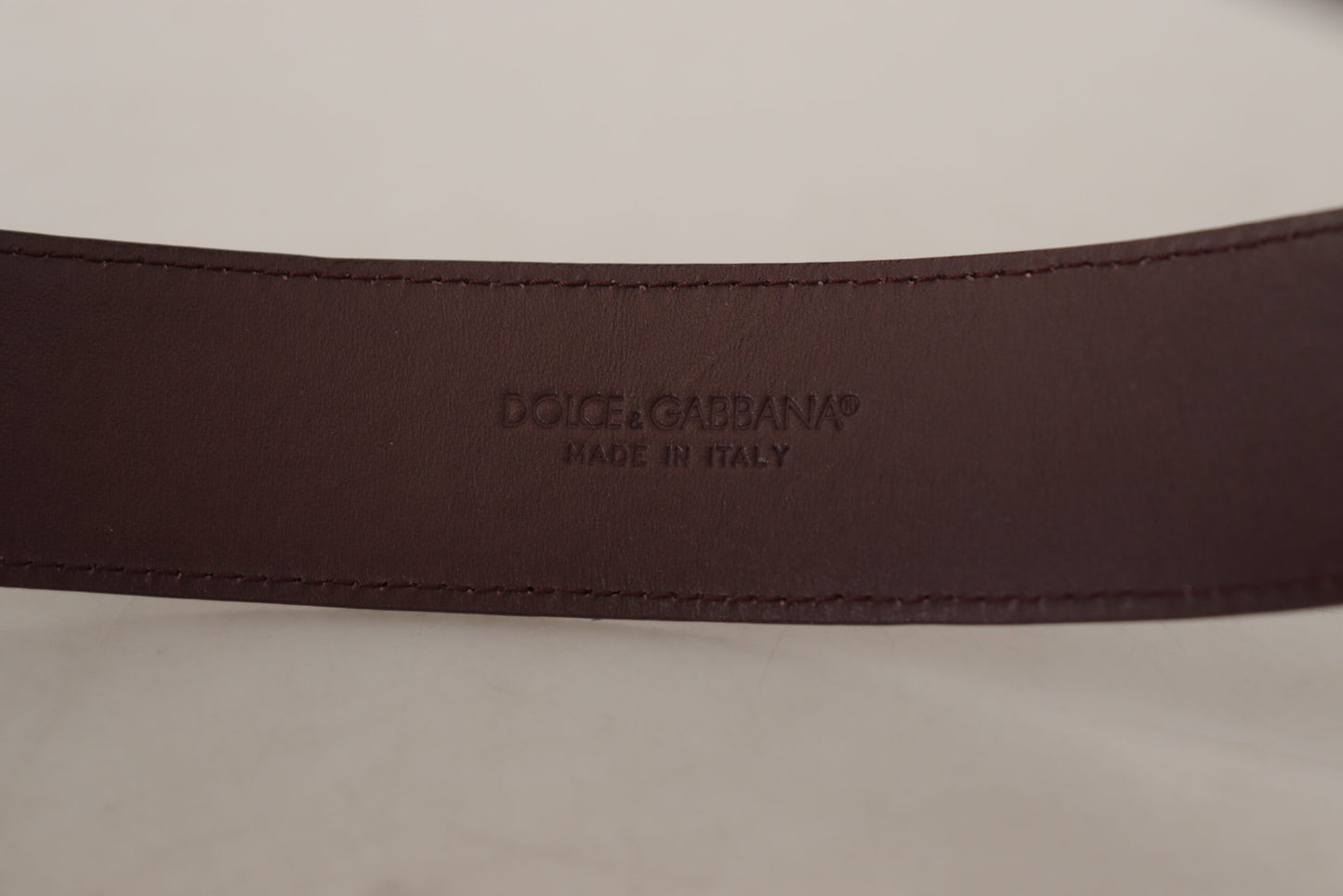 Елегантний бордовий шкіряний ремінь Dolce &amp; Gabbana з гравірованою пряжкою