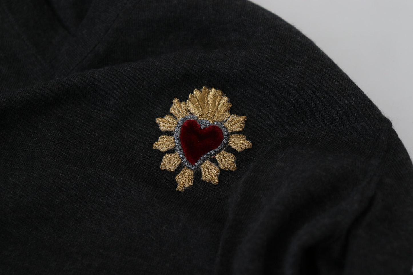 Кашеміровий светр Dolce &amp; Gabbana з V-подібним вирізом і вишивкою у формі серця