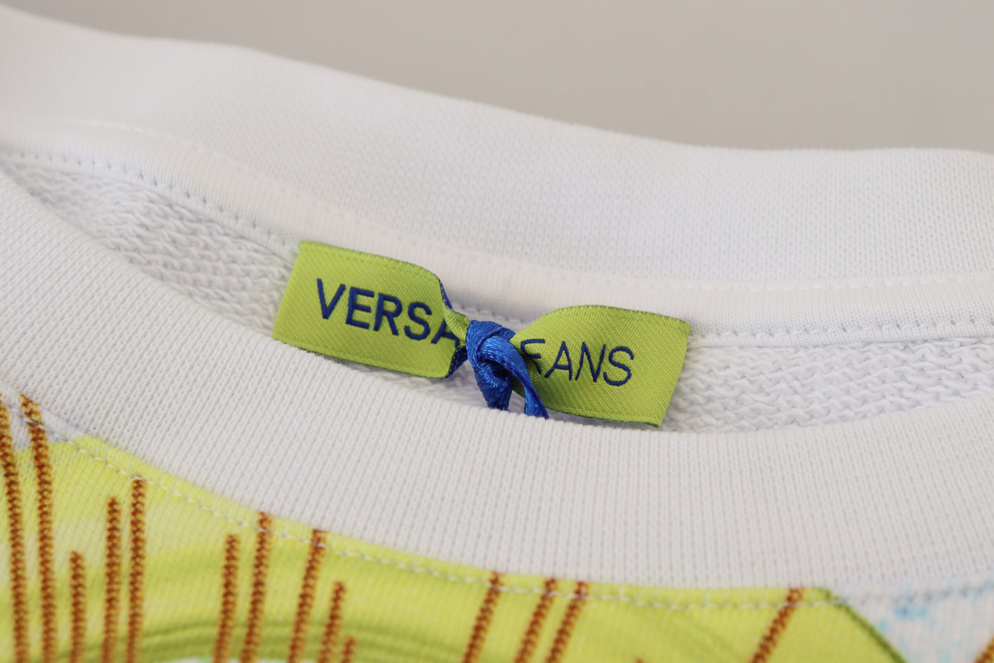 Елегантний білий светр з круглим вирізом із зображенням Versace Jeans