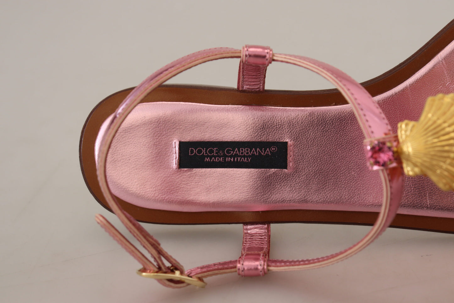 Розкішні рожеві шкіряні босоніжки Dolce &amp; Gabbana з вишуканими прикрасами