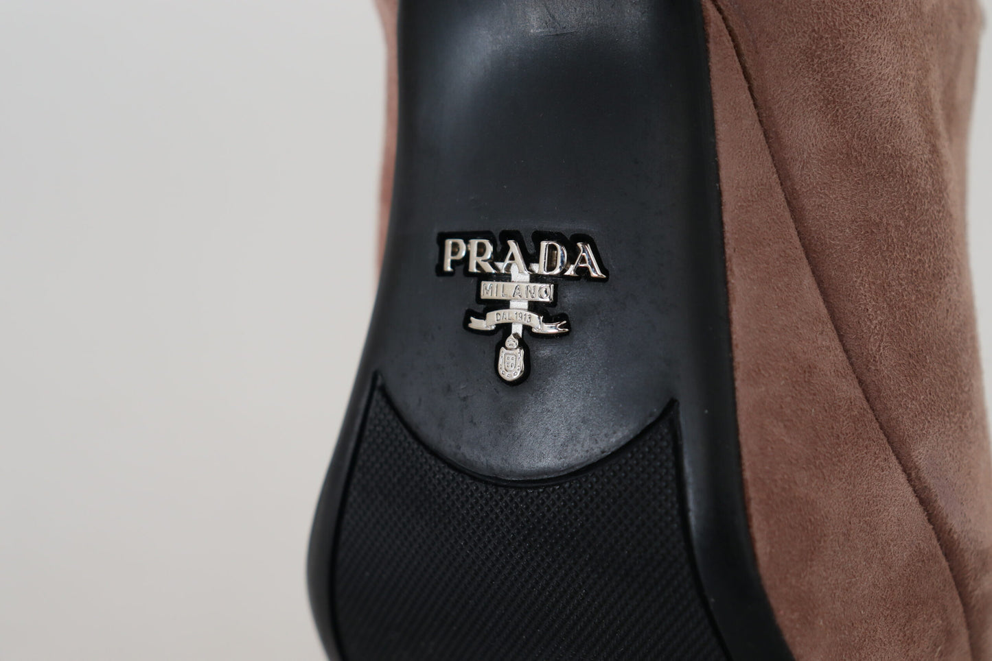 Елегантні темно-рожеві замшеві туфлі Prada