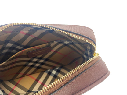 Маленька шкіряна коричнева сумка Burberry через плече з логотипом TB