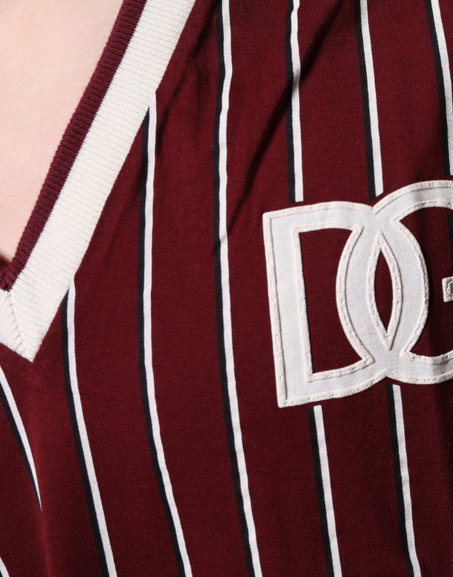 Футболка Dolce &amp; Gabbana з бавовняним логотипом у темно-бордові смужки та V-вирізом