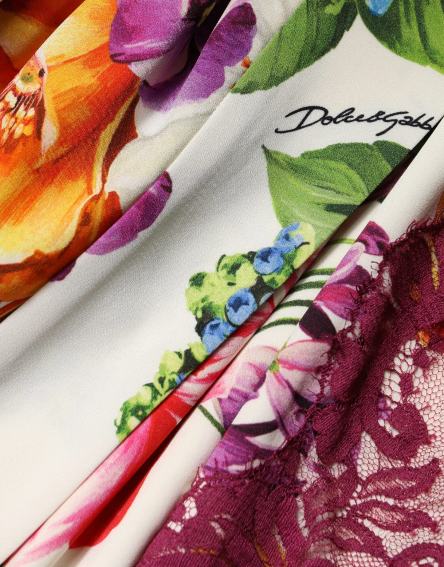 Різнобарвна сукня Dolce &amp; Gabbana з квітковим мереживом і шовковою абайєю з довгими рукавами